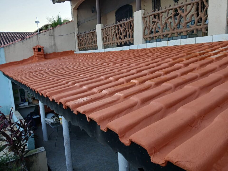 Telhado de telha cerâmica impermeabilizado pela equipe da SOS Reformas, sem sinais de infiltração